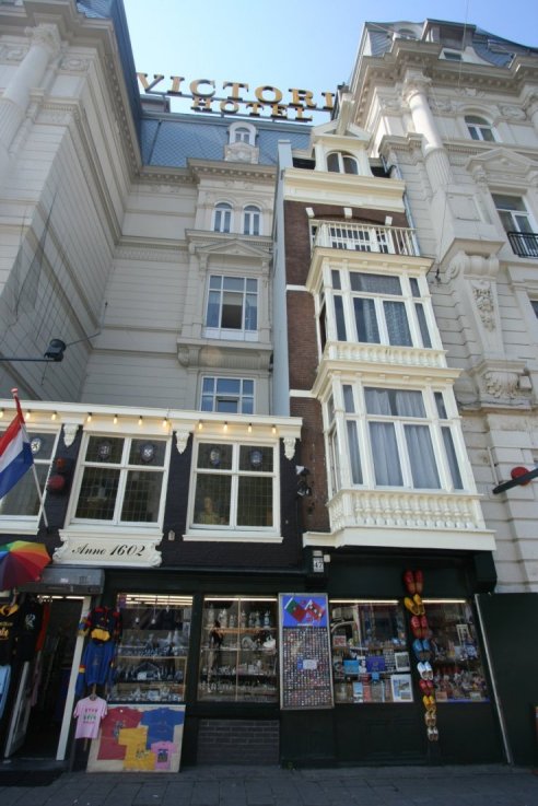 De gevel van Hotel Victoria, Amsterdam, augustus 2006 
